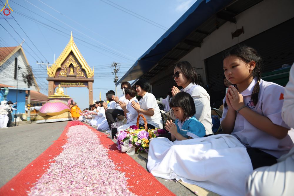 ภาพ No.290414:วันที่ 7 มกราคม พ.ศ. 2569 พิธีต้อนรับพระธรรมยาตรา ณ อนุสรณ์สถานลำดับที่ 2  สถานที่ตั้งมโนปณิธานบวชตลอดชีวิต อนุสรณ์สถานคลองบางนางแท่น (ภาพชุดที่ 2) อ.สามพราน จ.นครปฐม ในโครงการธรรมยาตรา กตัญญูบูชา มหาปูชนียาจารย์ พระมงคลเทพมุนี(สด จนฺทสโร) พระผู้ปราบมาร 