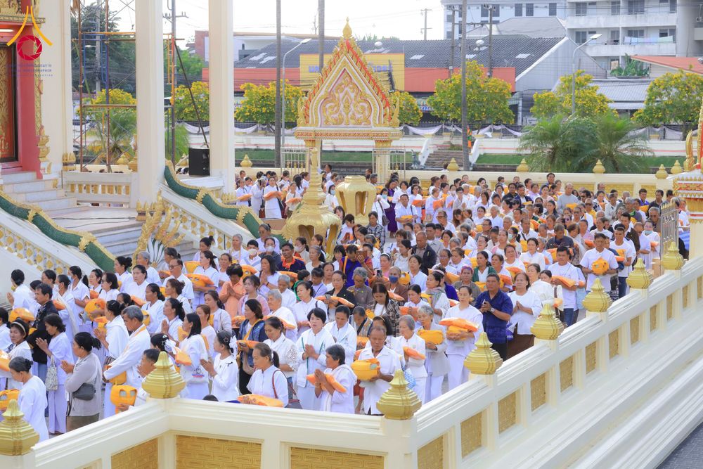 ภาพ No.278565:วันอาทิตย์ที่ 14 ธันวาคม พ.ศ.2568  พิธีเวียนประทักษิณ พิธีวันทาสีมาพระประธาน โครงการบวชบูชาธรรมมหาปูชนียาจารย์ ของศูนย์ปฏิบัติธรรมบุรีรัมย์ ณ วัดกลาง พระอารามหลวง จังหวัดบุรีรัมย์