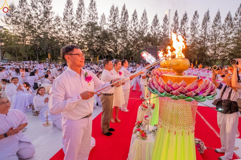 ภาพ No.292081:วันที่ 10 มกราคม พ.ศ. 2569 พิธีจุดประทีปถวายเป็นพุทธบูชา และบูชาธรรมมหาปูชนียาจารย์  ณ อนุสรณ์สถานคลองบางนางแท่น อ.สามพราน จ.นครปฐม ในโครงการธรรมยาตรา กตัญญูบูชา มหาปูชนียาจารย์ พระมงคลเทพมุนี(สด จนฺทสโร) พระผู้ปราบมาร อนุสรณ์สถาน 7 แห่ง ปีที่ 14