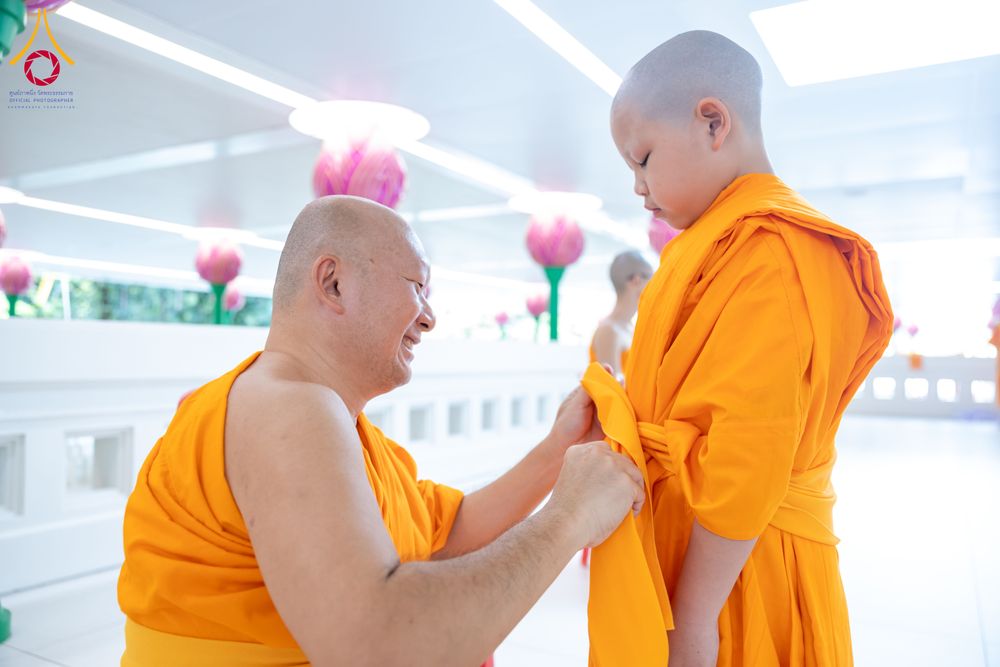 ภาพ No.286609:วันเสาร์ที่ 12 กรกฏาคม พ.ศ.2568 พิธีบรรพชาอุปสมบท  โครงการบรรพชาอุปสมบทหมู่ ธรรมทายาทนานาชาติ(ภาคภาษาจีน), โครงการบรรพชาสามเณร โรงเรียนนานาชาติ รุ่นที 14