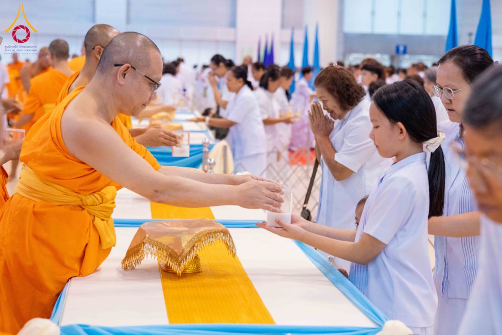 ภาพ No.338109:วันอาทิตย์ต้นเดือน 5 กรกฎาคม พ.ศ.2569 สัมมนาพิเศษ พิธีมอบพระของขวัญ ณ ห้องแก้วสารพัด1 วัดพระธรรมกาย