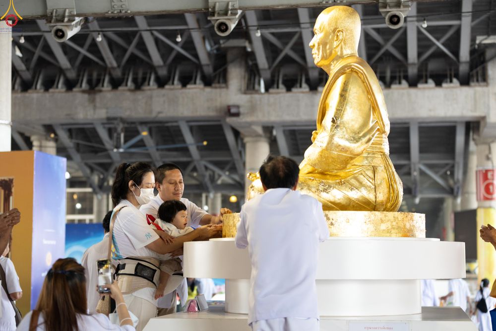 ภาพ No.279960:วันที่ 1 มกราคม พ.ศ.2569 พิธีตักบาตรในวันขึ้นปีใหม่ ณ ลานธรรม วัดพระธรรมกาย