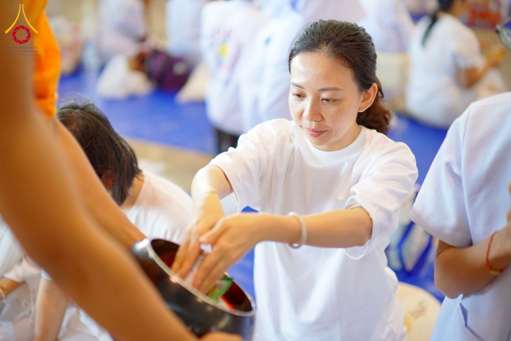 ภาพ No.256841:วันที่ 5 ตุลาคม พ.ศ. 2568 พิธีตักบาตร ข้าวสารอาหารแห้ง ณ บ้านแก้วเรือนทองคุณยายฯ สภาธรรมกายสากล วัดพระธรรมกาย