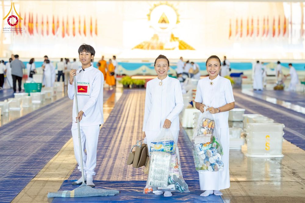 ภาพ No.277066:วันอาทิตย์ที่ 7 ธันวาคม พ.ศ. 2568 พิธีตักบาตรอาทิตย์ต้นเดือน ณ บ้านแก้วเรือนทองคุณยายฯ วัดพระธรรมกาย