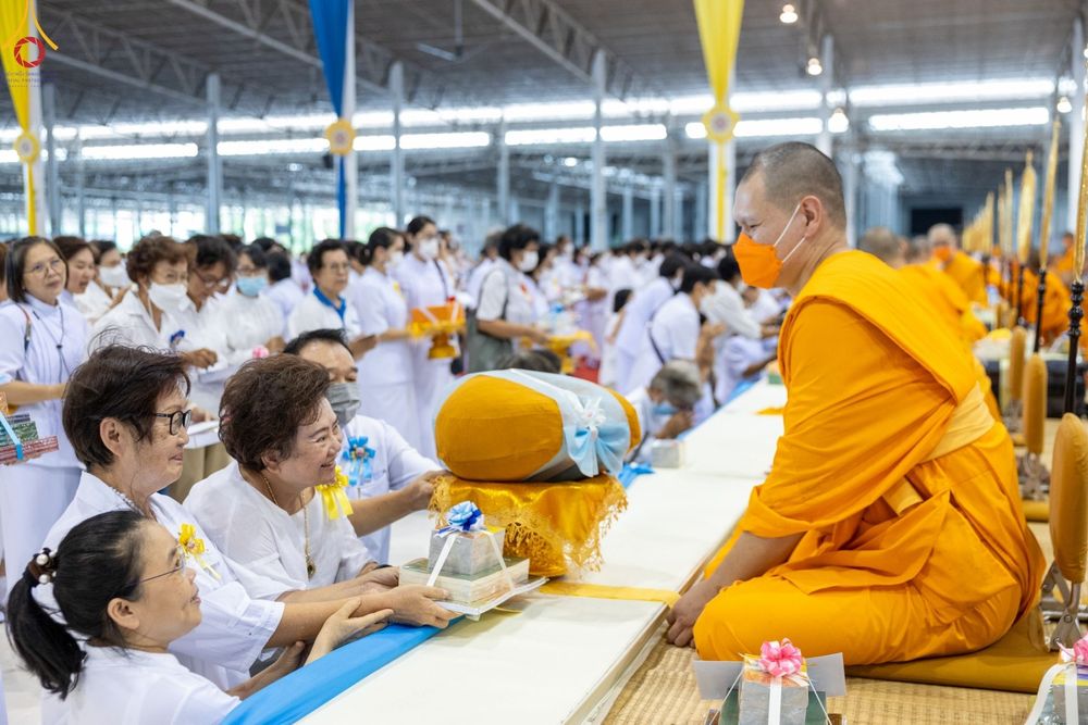 ภาพ No.88210:พิธีมุทิตาสักการะ เปรียญธรรม 9,6,3 และบาลีศึกษา 6,3  พิธีมอบดวงแก้วสามเณรทรงบาลีไวยากรณ์ วันอาทิตย์ 17 กันยายน พ.ศ. 2566 ณ สภาธรรมกายสากล วัดพระธรรมกาย
