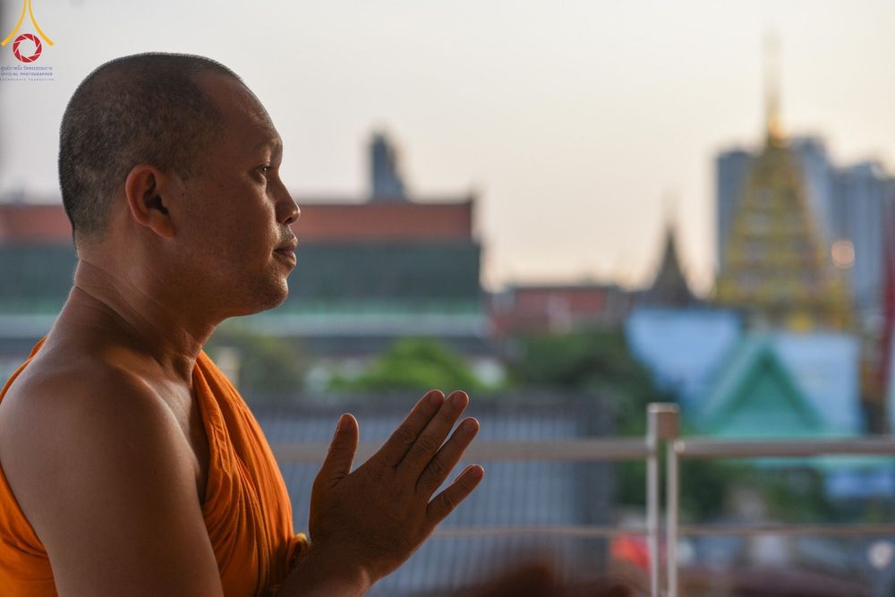 ภาพ No.201372:พระธรรมยาตราปฏิบัติธรรม และถ่ายภาพหมู่ประวัติศาสตร์ ณ อาคารธรรมยาตรา กตัญญูบูชามหาปูชนียาจารย์  ตรงข้ามวัดปากน้ำภาษีเจริญ จ.กรุงเทพมหานคร ในโครงการธรรมยาตรา กตัญญูบูชา มหาปูชนียาจารย์ พระมงคลเทพมุนี(สด จนฺทสโร) พระผู้ปราบมาร อนุสรณ์สถาน 7 แห่ง ปีที่ 13