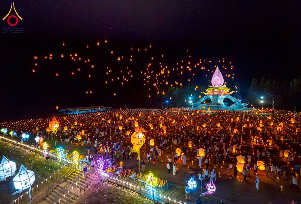 ภาพ No.266172:วันพุธที่ 5 พฤศจิกายน พ.ศ. 2568 (วันพระ ขึ้น 15 ค่ำ เดือน 12) พิธีจุดประทีปโคมลาน, โคมลอย และลอยกระทง ถวายประทีปเป็นพุทธบูชา สร้างความสว่างไสวให้กับแผ่นดินด้วยแสงธรรม ณ พุทธอุทยานนานาชาติ จังหวัดหนองคาย