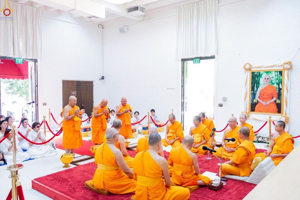 ภาพ No.252308:วันที่ 4-5 ตุลาคม พ.ศ. 2568  วัดพระธรรมกายแคลิฟอร์เนีย ประเทศสหรัฐอเมริกา ได้จัดพิธีตัดปอยผม โดยคณะสงฆ์ ญาติ ๆ และสาธุชน ให้กับนาคธรรมทายาท 8 ท่าน และได้จัดพิธีบรรพชา-อุปสมบท ฉลองพิธีทอดกฐินบรมจักรพรรดิ สร้างอุโบสถ 82 ปี บูชาธรรมหลวงพ่อธัมมชโย