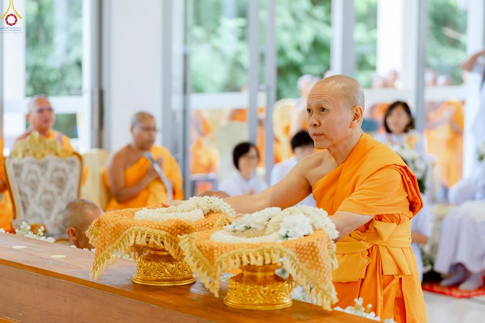 ภาพ No.239464:วันอาทิตย์ที่ 17 สิงหาคม พ.ศ. 2568 พิธีกดปุ่มอัญเชิญรูปเหมือน พระมงคลเทพมุนี (สด จันทสโร)  ณ มหาวิหารแก้วพระมงคลเทพมุนี  ศูนย์ปฏิบัติธรรมแก้วเมืองเลย