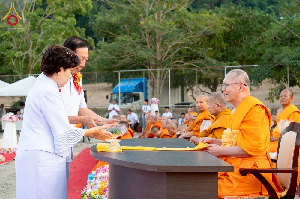 ภาพ No.275226:วันอาทิตย์ที่ 30 พฤศจิกายน พ.ศ. 2568 พิธีตอกเสาเข็ม "สร้างองค์พระเจดีย์เพื่อสร้างสันติภาพโลก" ต้นสุดท้าย ณ ศูนย์ปฏิบัติธรรมระยอง (บ้านช่องลม)