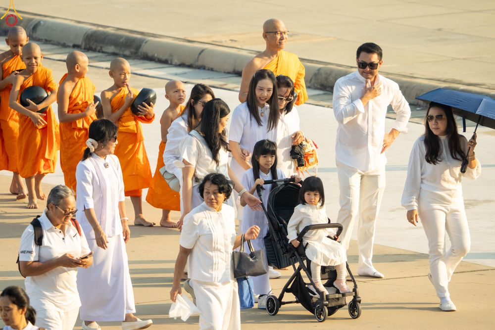 ภาพ No.279959:วันที่ 1 มกราคม พ.ศ.2569 พิธีตักบาตรในวันขึ้นปีใหม่ ณ ลานธรรม วัดพระธรรมกาย