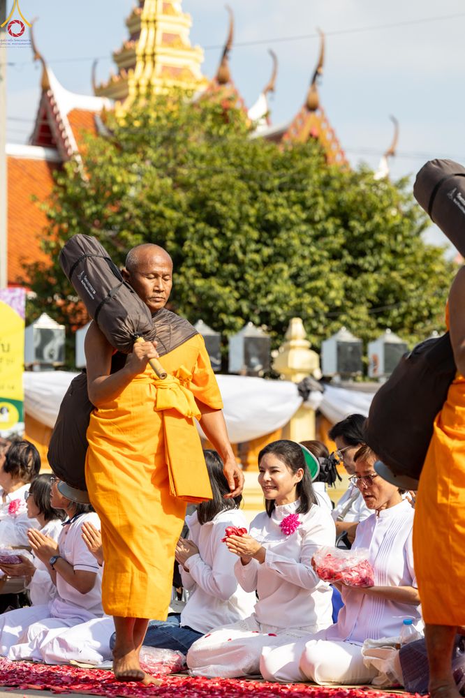 ภาพ No.290410:วันที่ 7 มกราคม พ.ศ. 2569 พิธีต้อนรับพระธรรมยาตรา ณ อนุสรณ์สถานลำดับที่ 2  สถานที่ตั้งมโนปณิธานบวชตลอดชีวิต อนุสรณ์สถานคลองบางนางแท่น (ภาพชุดที่ 2) อ.สามพราน จ.นครปฐม ในโครงการธรรมยาตรา กตัญญูบูชา มหาปูชนียาจารย์ พระมงคลเทพมุนี(สด จนฺทสโร) พระผู้ปราบมาร 