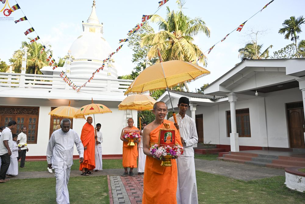 ภาพ No.278764:วันที่ 30 ตุลาคม 2568 กฐินสมทบวัดต่างประเทศ โดยคณะศิษยานุศิษย์ บูชาธรรม 81 ปี หลวงพ่อธัมมชโย ณ วัดศรีธรรมานันทะ บาลังโกด้า ประเทศศรีลังกา วัดสังฆราช อมรปุระนิกาย สมเด็จไมตรี มูรตี