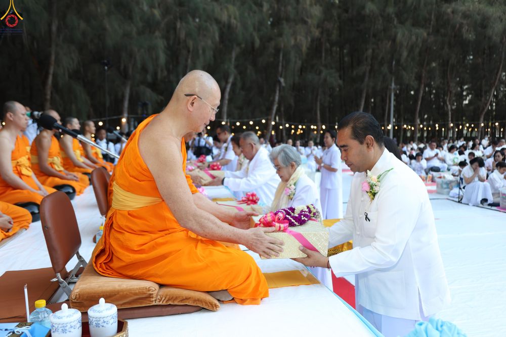 ภาพ No.289277:วันที่ 7 มกราคม พ.ศ. 2569 พิธีตักบาตรพระธรรมยาตรา ณ อนุสรณ์สถานลำดับที่ 1 สถานที่เกิดด้วยรูปกายเนื้อ อนุสรณ์สถานมหาวิหารพระมงคลเทพมุนี (โลตัสแลนด์) อ.สองพี่น้อง จ.สุพรรณบุรี ในโครงการธรรมยาตรา กตัญญูบูชา มหาปูชนียาจารย์ พระมงคลเทพมุนี(สด จนฺทสโร) พระผู้ป