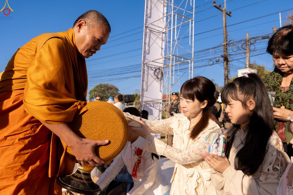 ภาพ No.281437:วันเสาร์ที่ 27 ธันวาคม พ.ศ.2568 พิธีตักบาตรพระ ๑,๐๐๐ รูป   เพื่อความเป็นสิริมงคลแก่ชีวิตและแผ่นดินไทย  มหากุศลครั้งยิ่งใหญ่แห่งปี ส่งท้ายปีเก่า ต้อนรับปีใหม่  ณ ถนนหน้าที่ว่าการอำเภอภูเรือ จังหวัดเลย