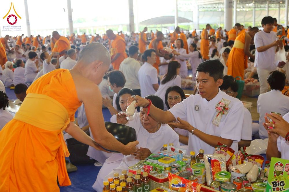 ภาพ No.215204:วันอาทิตย์ต้นเดือนที่ 6 เมษายน พ.ศ. 2568 พิธีตักบาตรข้าวสารอาหารแห้ง ณ บ้านแก้วเรือนทองคุณยาย สภาธรรมกายสากล วัดพระธรรมกาย