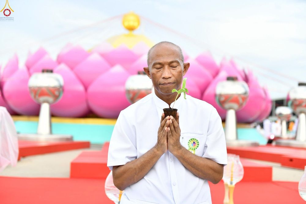 ภาพ No.252884:วันที่ 10 ตุลาคม พ.ศ. 2568 พิธีปลูกต้นทรัพย์บานชื่น ณ ลานธรรม วัดพระธรรมกาย