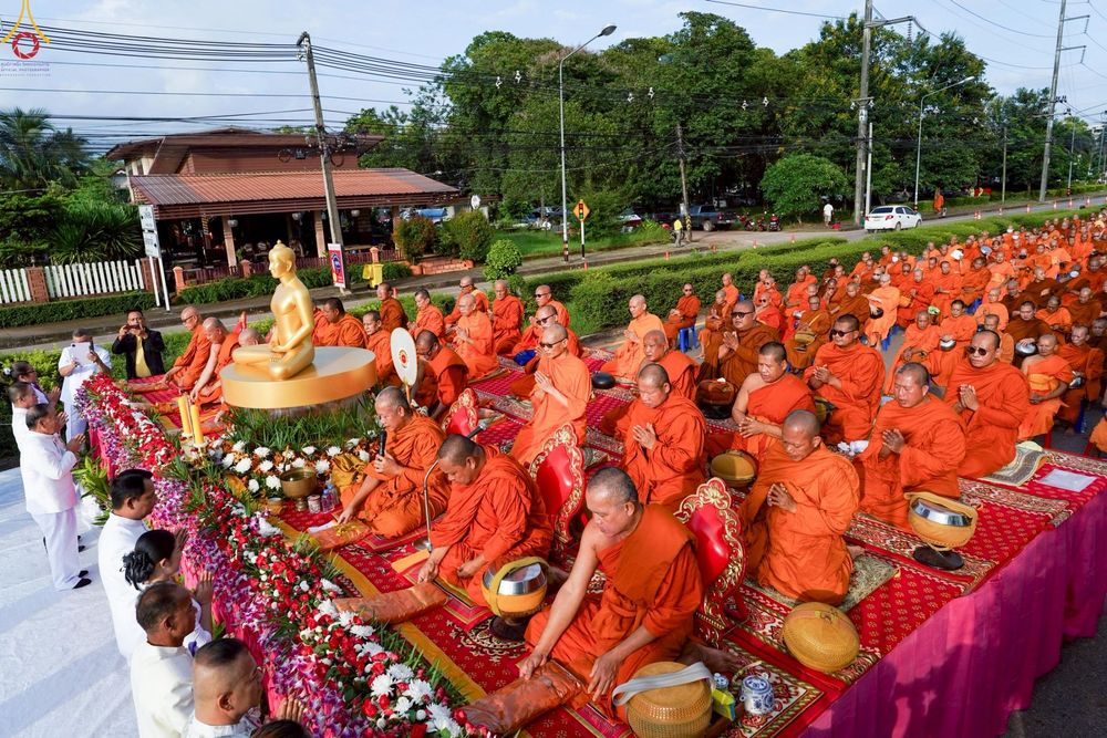 ภาพ No.229833:วันพฤหัสบดีที่ 26 มิถุนายน พ.ศ. 2568 พิธีตักบาตรพระ 1,165 รูป ฉลองก่อตั้งเมืองวานรนิวาส ครบรอบ 164 ปี ณ ถนนวานรนิวาส-อากาศอำนวย อ.วานรนิวาส จ.สกลนคร