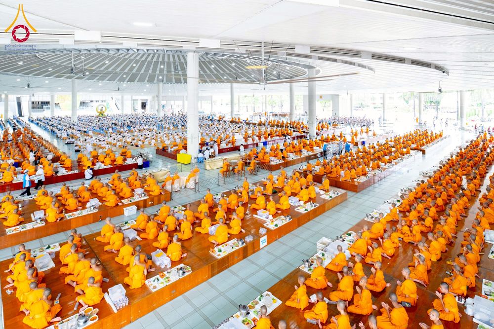 ภาพ No.245098:วันพุธที่ 10 กันยายน พ.ศ. 2568 พิธีถวายภัตตาหารเมนูสวรรค์ เนื่องในวันครบ 25 ปี วันละสังขารคุณยายอาจารย์มหารัตนอุบาสิกาจันทร์ ขนนกยูง ณ หอฉันคุณยายอาจารย์ฯ วัดพระธรรมกาย