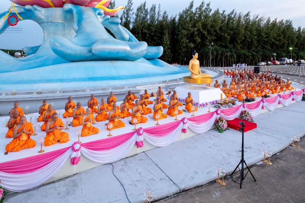 ภาพ No.250431:วันอังคารที่ 7 ตุลาคม พ.ศ. 2568 พิธีจุดประทีปบูชาพระรัตนตรัย ณ ลานธรรมปทุมรัตน์ธรรมเจดีย์ พุทธอุทยานนานาชาติ อ.โพนพิสัย จ.หนองคาย