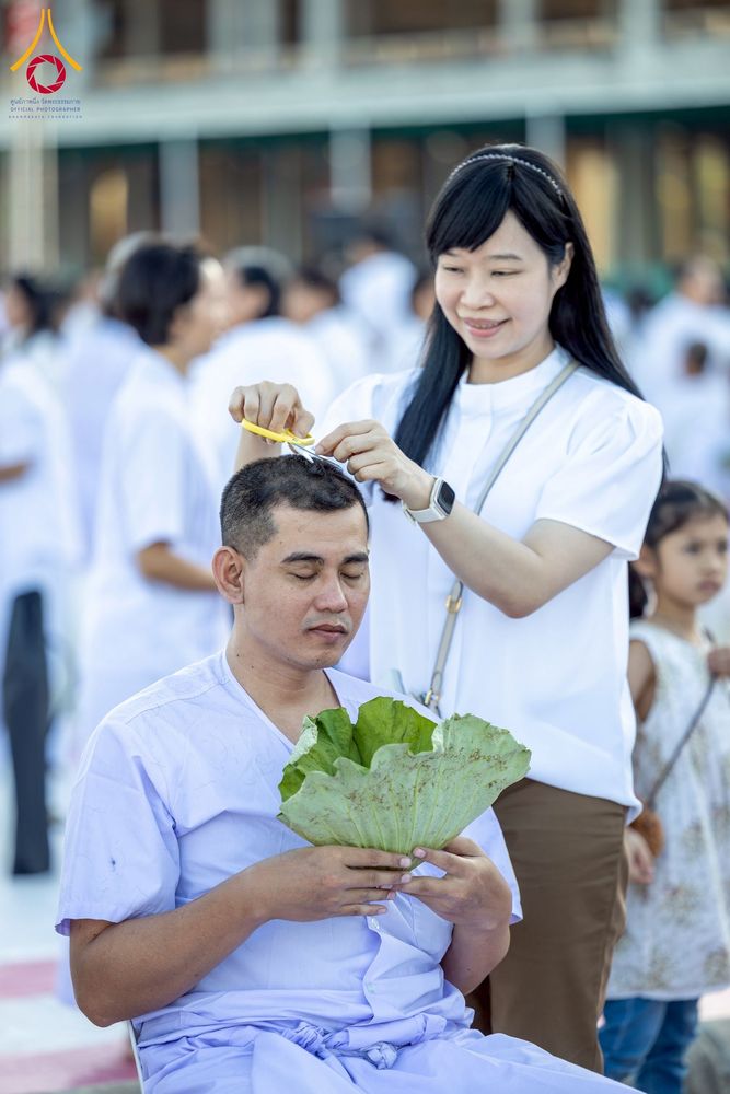 ภาพ No.274732:วันอาทิตย์ที่ 30 พฤศจิกายน พ.ศ. 2568 พิธีปลงผม โครงการอุปสมบทบูชาธรรมมหาปูชนียาจารย์ ปี 2568 ณ ลานธรรมพระมหาธรรมกายเจดีย์ ฝั่งทิศตะวันตก ระหว่างวิหารคดหมายเลข 8 และ 9 วัดพระธรรมกาย