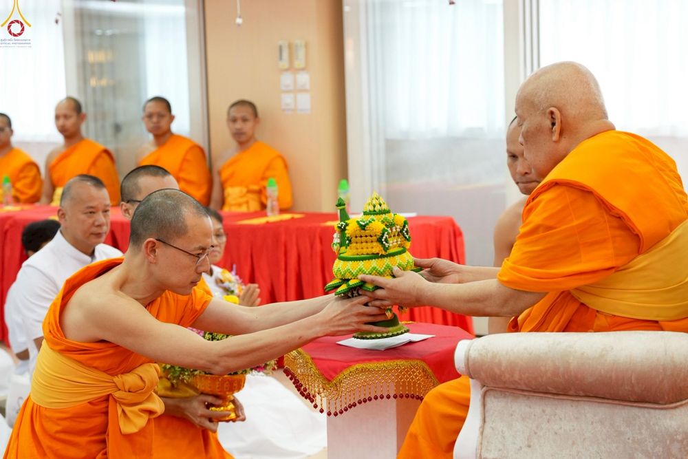 ภาพ No.233664:วันอาทิตย์ที่ 6 กรกฎาคม พ.ศ.2568 พิธีสมโภช 15 ปี วัดพระธรรมกายเกาลูน และพิธีมุทิตาสักการะเปรียญธรรม 9 ประโยค ณ วัดพระธรรมกายเกาลูน เขตปกครองพิเศษฮ่องกง สาธารณรัฐประชาชนจีน