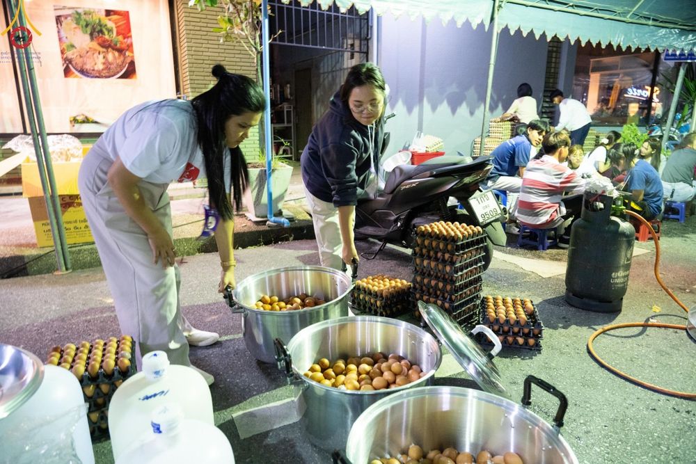 ภาพ No.151613:V.55 ทีมใหญ่ที่หาดใหญ่ เจ้าหน้าที่ทุกสถานะ หลายสัญชาติ ร่วมกันจัดงานตักบาตรที่หาดใหญ่ วันที่ 10-11 สิงหาคม พ.ศ. 2567