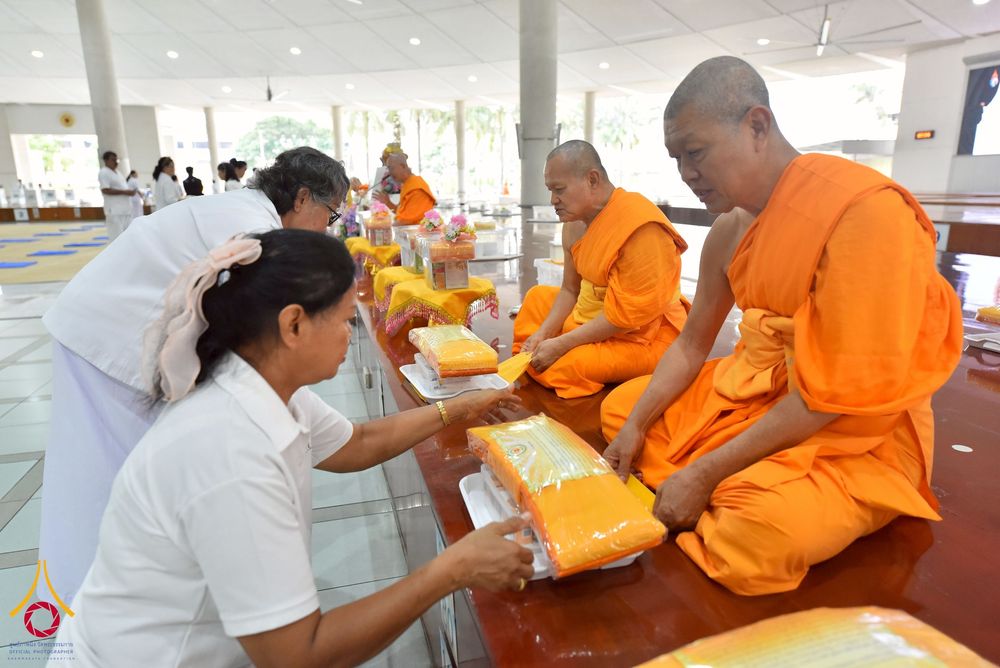 ภาพ No.267543:วันที่ 7 พฤศจิกายน พ.ศ. 2568 พสกนิกรอำเภอคลองหลวง รวมใจบำเพ็ญกุศลปัณรสมวาร (15 วัน) อุทิศถวายเป็นพระราชกุศลแด่ “สมเด็จพระพันปีหลวง” ณ วัดพระธรรมกาย