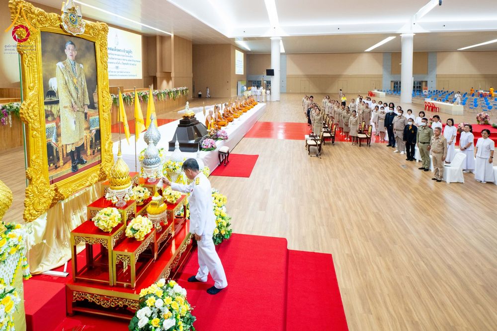 ภาพ No.208767:พระบาทสมเด็จพระเจ้าอยู่หัวทรงพระกรุณาโปรดเกล้าฯ พระราชทานภัตตาหารพระราชทาน แด่พระภิกษุ สามเณร ในการสอบบาลีสนามหลวง ณ วัดพระธรรมกาย วันที่ 22 กุมภาพันธ์ พ.ศ. 2568 ณ วัดพระธรรมกาย อำเภอคลองหลวง จังหวัดปทุมธานี