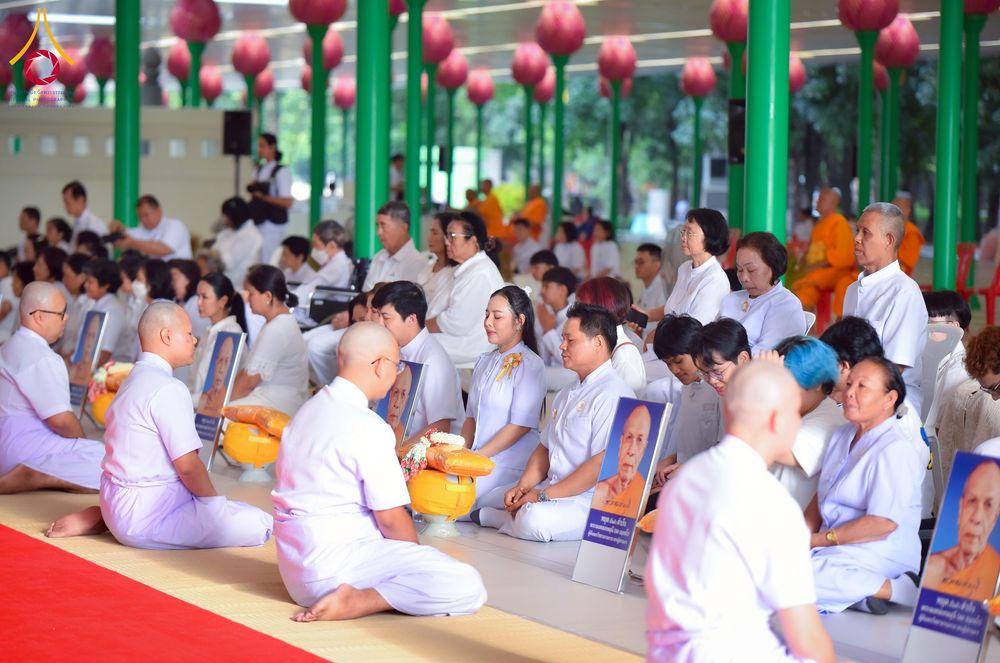 ภาพ No.244669:วันเสาร์ที่ 6 กันยายน พ.ศ. 2568 พิธีขอขมา-รับผ้าไตรของนาคธรรมทายาท โครงการอุปสมบทหมู่บูชาธรรมครบรอบ 108 ปี  วันครูผู้ค้นพบวิชชาธรรมกาย ณ โบสถ์พระไตรปิฎก วัดพระธรรมกาย