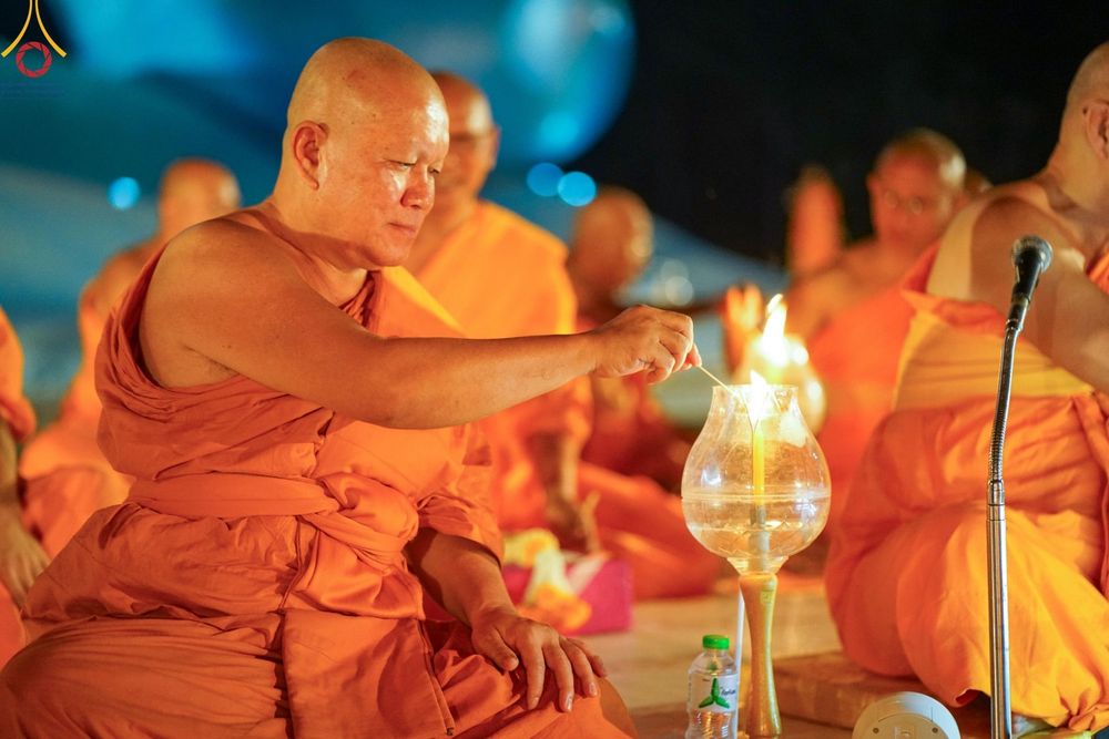 ภาพ No.175929:พิธีจุดประทีปโคมลาน, โคมลอยและลอยกระทง ถวายประทีปเป็นพุทธบูชา สร้างความสว่างไสวให้กับแผ่นดินด้วยแสงธรรม วันที่ 15 พฤศจิกายน พ.ศ. 2567 ณ พุทธอุทยานนานาชาติ อ.โพนพิสัย จ.หนองคาย