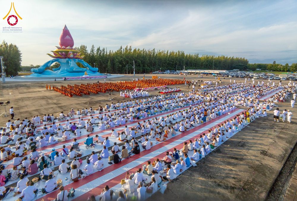 ภาพ No.250524:วันพุธที่ 8 ตุลาคม พ.ศ. 2568 พิธีตักบาตรเทโวโรหณะ ณ ลานธรรมปทุมรัตน์ธรรมเจดีย์ พุทธอุทยานนานาชาติ อ.โพนพิสัย จ.หนองคาย