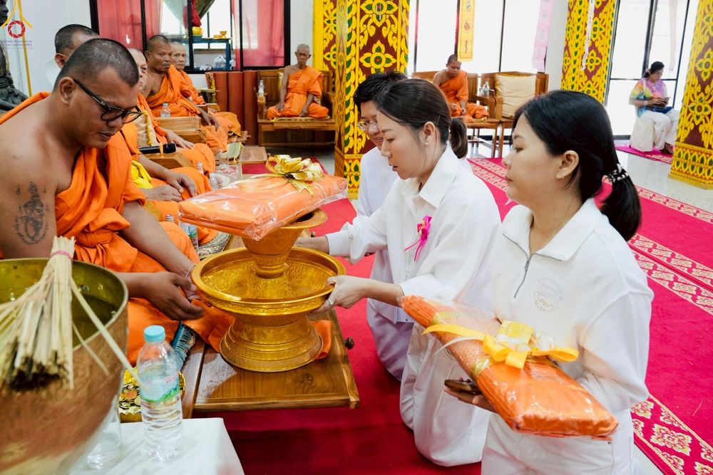 ภาพ No.262019:วันที่ 19 ตุลาคม พ.ศ. 2568 พิธีทอดกฐินสามัคคีทั่วไทย 30,000 วัด โดยคณะศิษยานุศิษย์ บูชาธรรม 81 ปี หลวงพ่อธัมมชโย ณ วัดตะพังทองหลาง ต.เมืองเก่า อ.เมือง จ.สุโขทัย