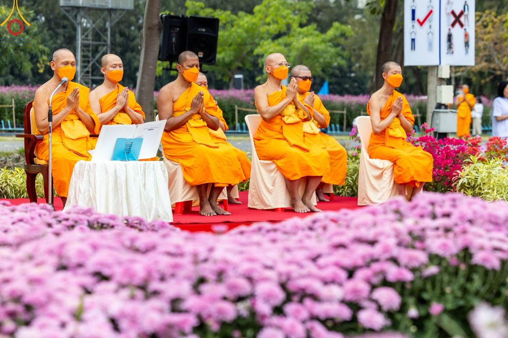 ภาพ No.103998:สาธุชนร่วมรับบุญเก็บดอกเบญจทรัพย์ ในวันอาทิตย์ที่ 24 ธันวาคม พ.ศ. 2566 ณ ทุ่งสวรรค์ตะวันฉาย บริเวณวัดพระธรรมกาย จ.ปทุมธานี