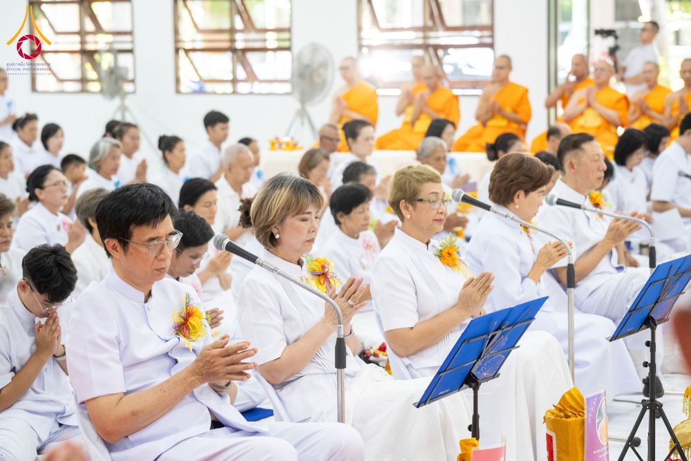 ภาพ No.160783:พิธีเจริญพระพุทธมนต์ และปิดแผ่นทองรูปเหมือน พระเดชพระคุณพระมงคลเทพมุนี (สด จนฺทสโร) พระผู้ปราบมาร จำนวน 3 องค์ วันเสาร์ที่ 5 ตุลาคม พ.ศ. 2567 ณ อาคารปลูกศรัทธา 2 (ชานชลาเดิม) วัดพระธรรมกาย อ.คลองหลวง จ.ปทุมธานี