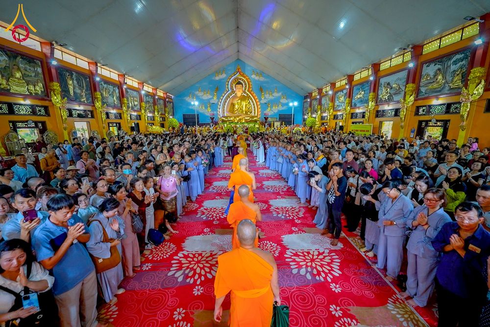 ภาพ No.274094:วันที่ 23 พฤศจิกายน พ.ศ. 2568 ประธานมูลนิธิธรรมกาย ถวายปัจจัยสมทบกฐินแด่ วัดเทียนเวียนเฟื้อกเซิน ศูนย์วิปัสสนาที่มีชื่อเสียง มากกว่า 50 ปีในเวียดนาม