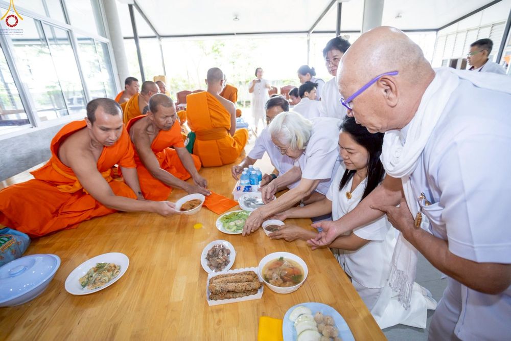 ภาพ No.249055:วันที่ 26-28 กันยายน พ.ศ. 2568 โครงการอบรม อุบาสกแก้ว อุบาสิกาแก้ว รุ่นที่ 3  ณ ศูนย์ปฏิบัติธรรมสมุทรปราการ ได้รับความเมตตาจากคณะสงฆ์ในพื้นที่  รวมถึงผู้บริหารสถานศึกษา ที่นำนักเรียนระดับมัธยมปลาย  มารับฟังข้อมูลเพื่อที่จะเป็นกำลังสำคัญ ในการเข้าร่วมขบวน