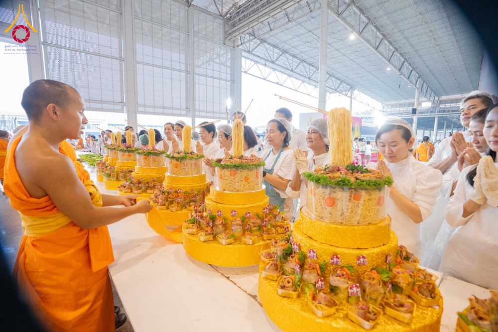 ภาพ No.303880:วันที่ 28 มกราคม พ.ศ. 2569 พิธีถวายภัตตาหารเป็นสังฆทาน แด่พระธรรมยาตรา ณ วัดพระธรรมกาย  จังหวัดปทุมธานี ในโครงการธรรมยาตรา กตัญญูบูชา มหาปูชนียาจารย์ พระมงคลเทพมุนี(สด จนฺทสโร) พระผู้ปราบมาร อนุสรณ์สถาน 7 แห่ง ปีที่ 14