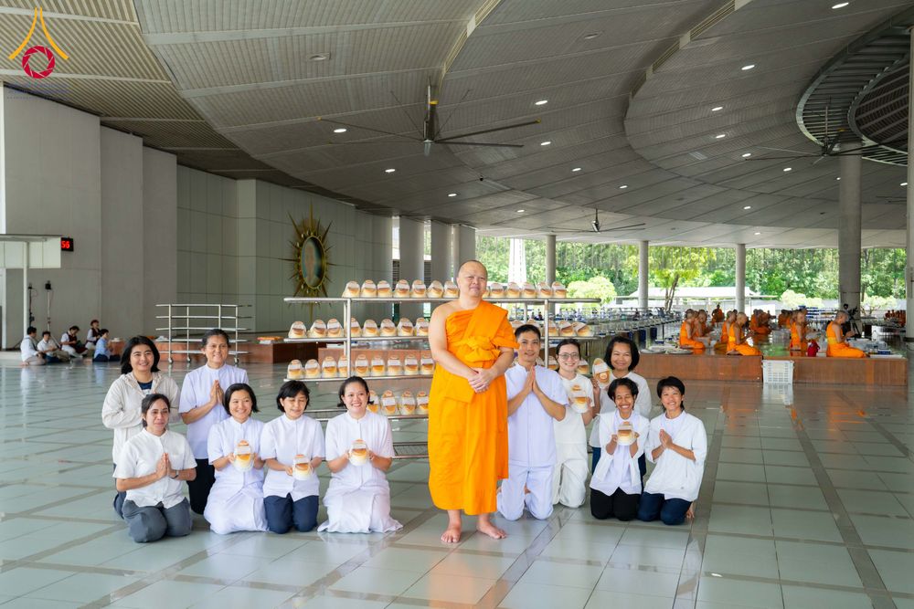 พระภิกษุและกลุ่มสาธุชนในชุดขาวถ่ายภาพร่วมกันภายในหอฉันคุณยายอาจารย์ฯ วัดพระธรรมกาย