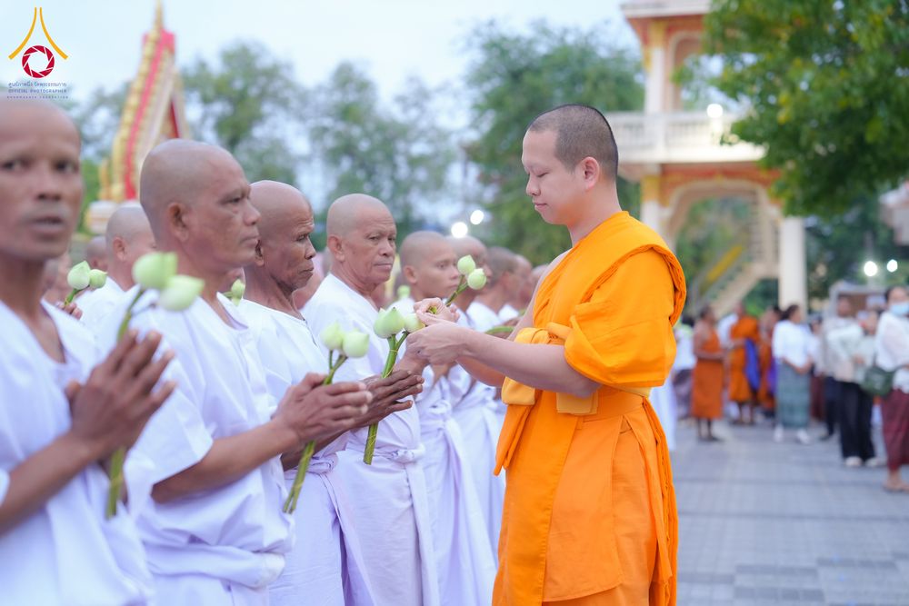 ภาพ No.278504:วันอาทิตย์ที่ 14 ธันวาคม พ.ศ.2568  พิธีเวียนประทักษิณ พิธีวันทาสีมาพระประธาน โครงการบวชบูชาธรรมมหาปูชนียาจารย์ ของศูนย์ปฏิบัติธรรมบุรีรัมย์ ณ วัดกลาง พระอารามหลวง จังหวัดบุรีรัมย์