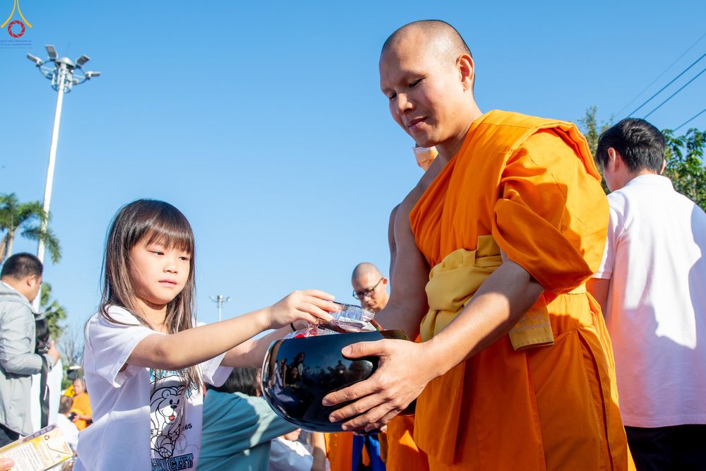 ภาพ No.282721:วันเสาร์ที่ 20 ธันวาคม พ.ศ.2568 พิธีตักบาตรพระ 10,000 รูป (ชุด 2) เนื่องในโอกาส 194 ปี จังหวัดกาญจนบุรี และอุทิศส่วนกุศลให้แด่บรรพชนทั้งหลาย บริเวณถนนสองแคว (Skywalk) เมืองกาญจนบุรี