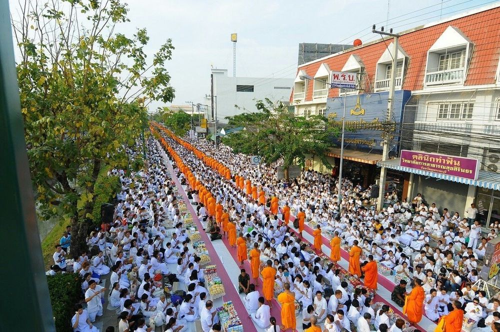ภาพ No.8280:พิธีตักบาตรคณะสงฆ์  12,600  รูป ถนนเณรแก้ว อ.เมือง จ.สุพรรณบุรี 