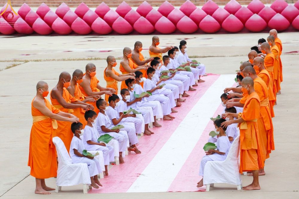 ภาพ No.43850:ประมวลภาพพิธีปลงผมธรรมทายาท ในโครงการบรรพชาสามเณรฟื้นฟูพระพุทธศาสนาทั่วไทย ณ ศูนย์อบรมเยาวชนกาญจนบุรี