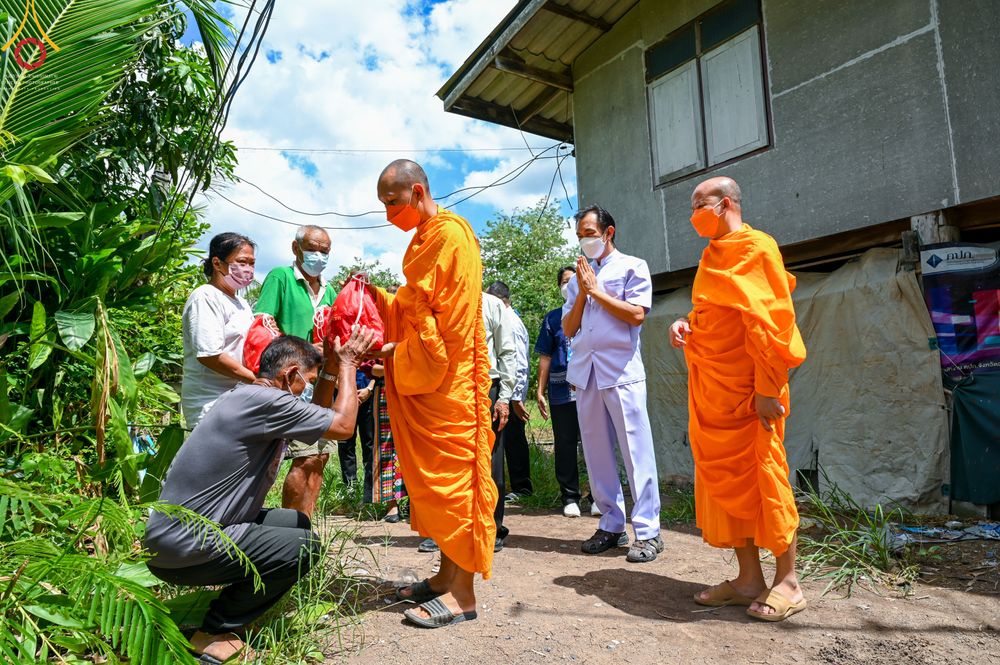 ภาพ No.51686:ประมวลภาพวัดพระธรรมกาย มูลนิธิธรรมกาย และคณะศิษยานุศิษย์ฯ ช่วยเหลือผู้ประสบภัยน้ำท่วม ทต.หนองสามวัง