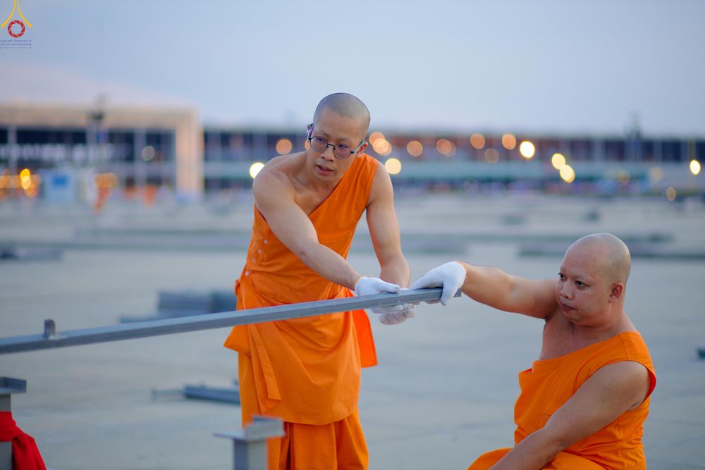 ภาพ No.326916:วันที่ 1 พฤษภาคม พ.ศ.2569 พระภิกษุ สามเณร เจ้าหน้าที่ สาธุชน ร่วมกันเก็บงาน ณ ลานธรรม วัดพระธรรมกาย