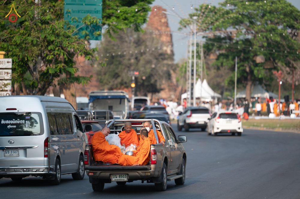 ภาพ No.318106:วันเสาร์ที่ 4 เมษายน พ.ศ. 2569 งานทำบุญเมืองใจกลางอยุธยา  ตักบาตรพระ 1,109 รูป ณ ถนนชีกุน หน้าวัดมหาธาตุ และวัดราชบูรณะ