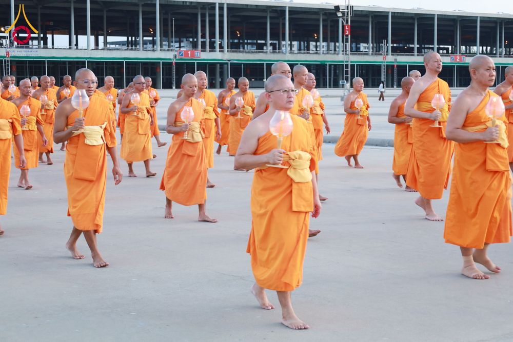 ภาพ No.286705:วันอาสาฬหบูชา วันพฤหัสบดีที่ 10 กรกฏาคม พ.ศ.2568  พิธีเวียนประทักษิณรอบพระมหาธรรมกายเจดีย์ , พิธีฉลองชัยสวดมนต์บทธัมมจักกัปปวัตตนสูตร ครบ 7,520,000,000 จบ ณ มหารัตนวิหารคด วัดพระธรรมกาย