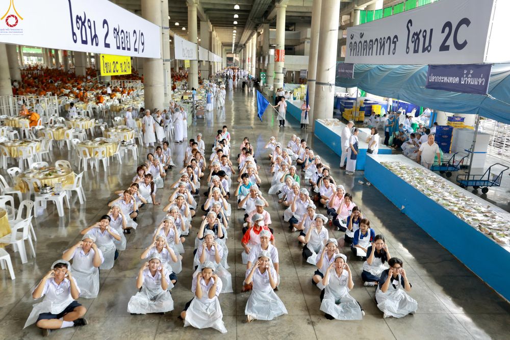 ภาพ No.323667:วันที่ 22 เมษายน พ.ศ.2569(วันคุ้มครองโลก) งานถวายมหาสังฆทาน 40,000 กว่าวัดทั่วประเทศ คณะสงฆ์ฉันภัตตาหารเพล