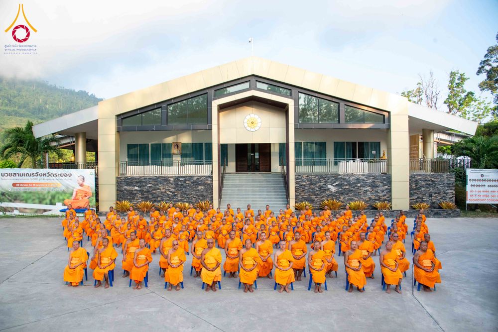 ภาพ No.321757:วันที่ 12 เมษายน พ.ศ.2569 ตักบาตรสงกรานต์ฉลองสามเณรใหม่  ณ ศูนย์ปฏิบัติธรรมระยอง(บ้านช่องลม)