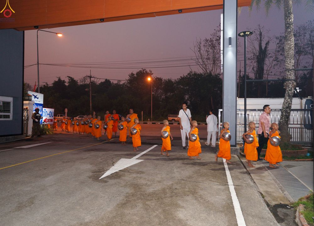 ภาพ No.321004:วันอาทิตย์ที่ ๑๒ เมษายน พ.ศ ๒๕๖๙ พิธีตักบาตรปี๋ใหม่เมืองพระภิกษุสงฆ์ ๓๓๙ รูป  อุทิศถวายพระราชกุศลสมเด็จพระนางสิริกิติ์  พระบรมราชินีนาถ พระบรมราชชนนีพันปีหลวง และฉลองเมืองแม่แตงครบรอบ ๑๑๙ ปี ณ ลานโรงแรมแอร์ไดมอนด์ อำเภอแม่แตง จังหวัดเชียงใหม่